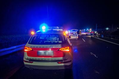 B29 Lorch: Pkw schleudert in Leitplanke, nachfolgender Pkw faehrt auf - 5 Verletzte - Vollsperrung